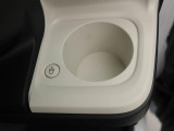 カップホルダーは運転席や助手席からちょうど手の届く位置です!!