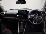 デザインもよく、居心地のよい運転席ですね。分かりやすいスイッチ類ですから操作もしやすく運転をサポートします。ぜひご来店いただき、実際にお座りいただいてステアリングを握ってみてください!