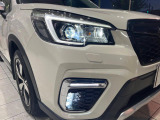 【LEDヘッドライト】悪天候や夜間走行時も良好な視界を確保し安心して運転できる高輝度LEDヘッドライトを装備!点灯速度が早く、消費電力も抑えられています。
