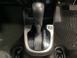 CVT車のセレクトレバーです。低速から高速まで、変速ショックのないスムーズな走りを実現するとともに、エンジン効率のよい領域を維持することで燃費にも貢献します。