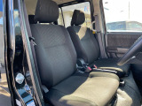 運転席まわりには十分なスペースがあり、大柄な方でもゆったり運転していただける環境です。