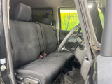 運転席シート廻りは使用感も少なく、良好な状態となっています。前オーナー様が丁寧に使っていたことがよくわかりますね。