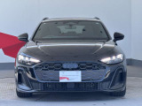 Audiの象徴であるシングルフレームグリルをよりワイドで低くシャープなデザインとすることでワイド&ローのフォルムを協調しています。
