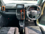 運転のしやすさを最優先に設計された見晴らしの良いインパネ。車両間隔が掴みやすく狭い道でも安心。