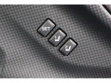 運転席のシートポジションを2か所記憶させることがシートメモリー機能が付いております。ボタンを押すと設定したシートポジションに自動で動きます♪
