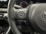 【ステアリングスイッチ】運転中に視線を前に向けたまま画面の操作できます。