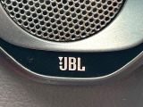 【JBLサウンドシステム】メーカーオプションの高品位サウンドシステムを搭載。専用のチューニングが施された大小様々なスピーカーから良質なサウンドが奏でられ、臨場感あふれる音響空間を演出します。