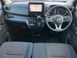 運転席まわりは機能的にまとまっています。足元が広々のインパネATです♪