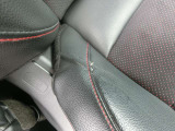 運転席クッション部 (右奥) に破れ箇所があります。