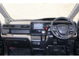 操作性に優れた運転席となります!小物入れや各ボタンの配置にこだわり、使いやすいです!座り心地もよく視認性も良好なのでロングドライブもお任せ下さい!