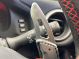 【パドルシフト】ハンドルから手を離さずに素早くシフトアップ&ダウンができるので、エンジンブレーキを使う下り坂や高速道路の合流で加速したい場面で役立ちます。