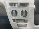 寒い冬も暑い夏も全席に快適な空調を届けてくれる、ダイヤル式エアコンを装備♪