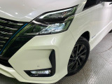 【LEDヘッドライト】悪天候や夜間走行時も良好な視界を確保し安心して運転できる高輝度LEDヘッドライトを装備!点灯速度が早く、消費電力も抑えられています。