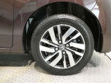 純正のアルミホイール装着車です 純正は車両デザインに合わせてデザインしてありますのでクルマとのデザインマッチングは秀逸です