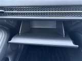 【グローブボックス】大容量のグローブボックスです!!車検証ケース他、日頃使う小物類の収納スペースもたくさんあります!
