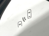 【ブラインドスポットモニター】走行中、ドアミラーの死角になりやすい箇所に後続車が接近するとサイドミラーのレンズに警告を表示!ドライバーに注意喚起をしてくれます。
