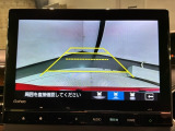リバースギアに入れるだけで後方の表示へ切り替わります。夜間や雨の日の駐車も楽になりますよ。