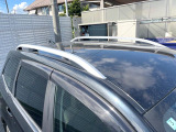 【ルーフレール】外観の魅力を引き立てるとともに、ウィンタースポーツや釣り、ロードバイク等で使う各種ギアを積むキャリア取り付けベースに!アクティブなカーライフを楽しむには必須の装備ですね!