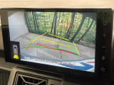 【バックカメラ】駐車時に後方がリアルタイム映像で確認できます。大型商業施設や立体駐車場での駐車時や、夜間のバック時に大活躍!運転スキルに関わらず、今や必須となった装備のひとつです!