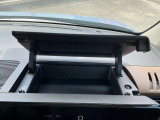 グローブボックス以外にもちょっとした収納スペースがあります。