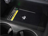 ◆ワイヤレス充電器◆ワイヤレス充電規格Qiに適合した機器を充電エリアに置くことで使用できます。