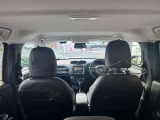後ろから見た前席です。運転席後ろには、お洋服をかけられるハンガーもございます。