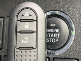 【キーフリーシステム】カバンやポケットに入れたままでもドアの施錠・解錠が可能なスマートキーを装備。エンジンのオン・オフ時もカギを取り出す必要が無いからとっても便利です♪