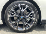【BMWアロイホイール】軽量かつ強度に拘ったアロイホイール。走行性能ポテンシャルを引き出す設計。タイヤのサイドウォールが強化されたランフラットタイヤは、パンク時にタイヤがつぶれてもリムから外れません。
