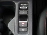 電子制御パーキングブレーキ搭載で指一本で簡単に操作することができます。さらに停車中に、ブレーキペダルを踏み続けなくても、自動的にブレーキを保持する機能である、オートマチックブレーキホールド付きです。
