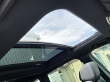 電動パノラミックサンルーフ搭載。ガラス部は電動で開閉でき、チルトアップ機構も備えています