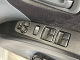 【電動格納ミラー】サイドミラーは電動格納式となっており、狭い駐車場でもキズがつくリスクを抑えられます。