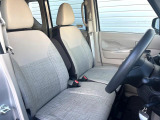 運転席まわりには十分なスペースがあり、大柄な方でもゆったり運転していただける環境です。