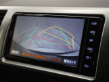 車庫入れや縦列駐車などの際に、後退操作の参考になるガイドラインをモニター画面に表示します。