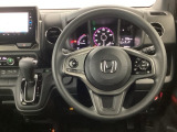 【ハンドル】運転にかかわる様々な操作を安全に行えるように視点移動が少なく操作性に配慮されたスイッチ類が凝縮されたコックピットです。
