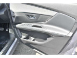 運転席ドアの内側に、全窓開閉スイッチとドアミラースイッチがございます。