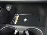 センターコンソールトレーはワイヤレス充電器(Qi(チー)規格)となっており、対応機種を置いておくだけで充電可能です。