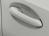 コンフォートアクセス付きでキーを携帯していれば施錠、開錠が可能です。