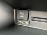 助手席前部には急速充電用のUSBジャックとアクセサリーソケットが設置されております。