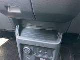 運転席前方にも小物入れがありとっても便利です♪