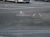 カラーヘッドアップディスプレイ付き。少ない視線移動で情報を確認できるので、運転の疲労軽減に繋がりますよ♪