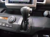 インパネシフトだから視線の移動も少なく足元もスッキリ。運転席もゆったりしているのでゆとりを持ってドライブできますね。