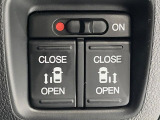 【両側パワースライドドア】スマートキーや運転席のスイッチで後席両側スライドドアの開閉が可能♪電動だから力を入れてドアを開ける必要が無く、小さなお子様でも簡単に開け閉めでき快適です♪
