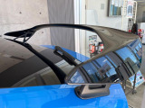 【大型リヤスポイラー】スポーツカーらしさがグッと引き立つ大型リヤスポイラーを装着♪高速走行時のスタビリティ(走行安定性)向上に役立ちます。