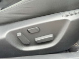 電動シートで楽に細かく調整することができます!