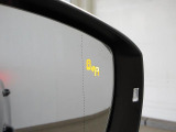 死角から走行してくる車を検知してサイドミラーのランプで知らせてくれます。車線が多い道路などで役立ちます☆
