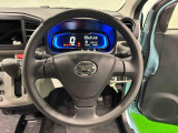 落ち着いた雰囲気のモノトーンインパネ。シンプルなスイッチ類、大きく分かりやすいデジタルメーター、運転のしやすさを最優先したことで、前方・右前・左前方向の視認性の良さが自慢です!