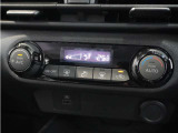 【オートエアコン】温度を設定すれば自動で快適な車内温度を保ちます。エアコン内部の高性能脱臭フィルターで車内のアレルゲンや花粉を除去。