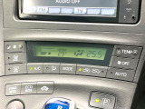 【オートエアコン】一度お好みの温度に設定すれば、車内の温度を検知し風量や温度を自動で調整。暑い&hellip;寒い&hellip;と何度もスイッチ操作をする必要はありません。快適な車内空間には必須の機能ですね♪