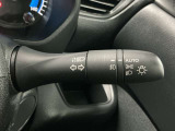 【オートライト】車のセンサーが周囲の明るさを感知し、自動でヘッドライトを点灯・消灯する機能です。この機能は夕暮れ時の交通事故が多い時間帯の安全性を高めてくれます。