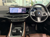 コックピットは、BMWらしくセンター・コンソールがドライバーに向けて傾けられた設計になっています。
